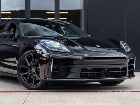 Certified 2025 Porsche Panamera image 9