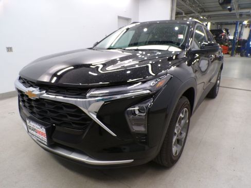 Used 2025 Chevrolet Trax LT w/ Driver Confidence Package image 1