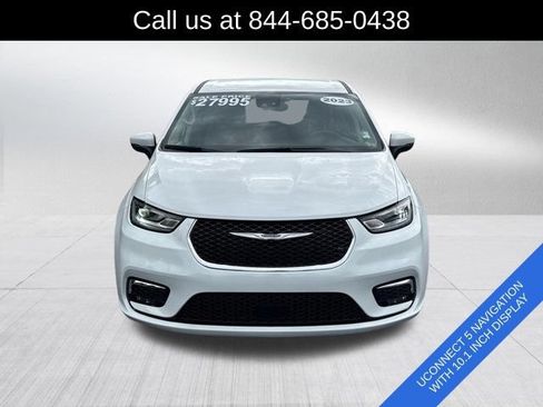 Used 2023 Chrysler Pacifica Touring-L FWD image 2