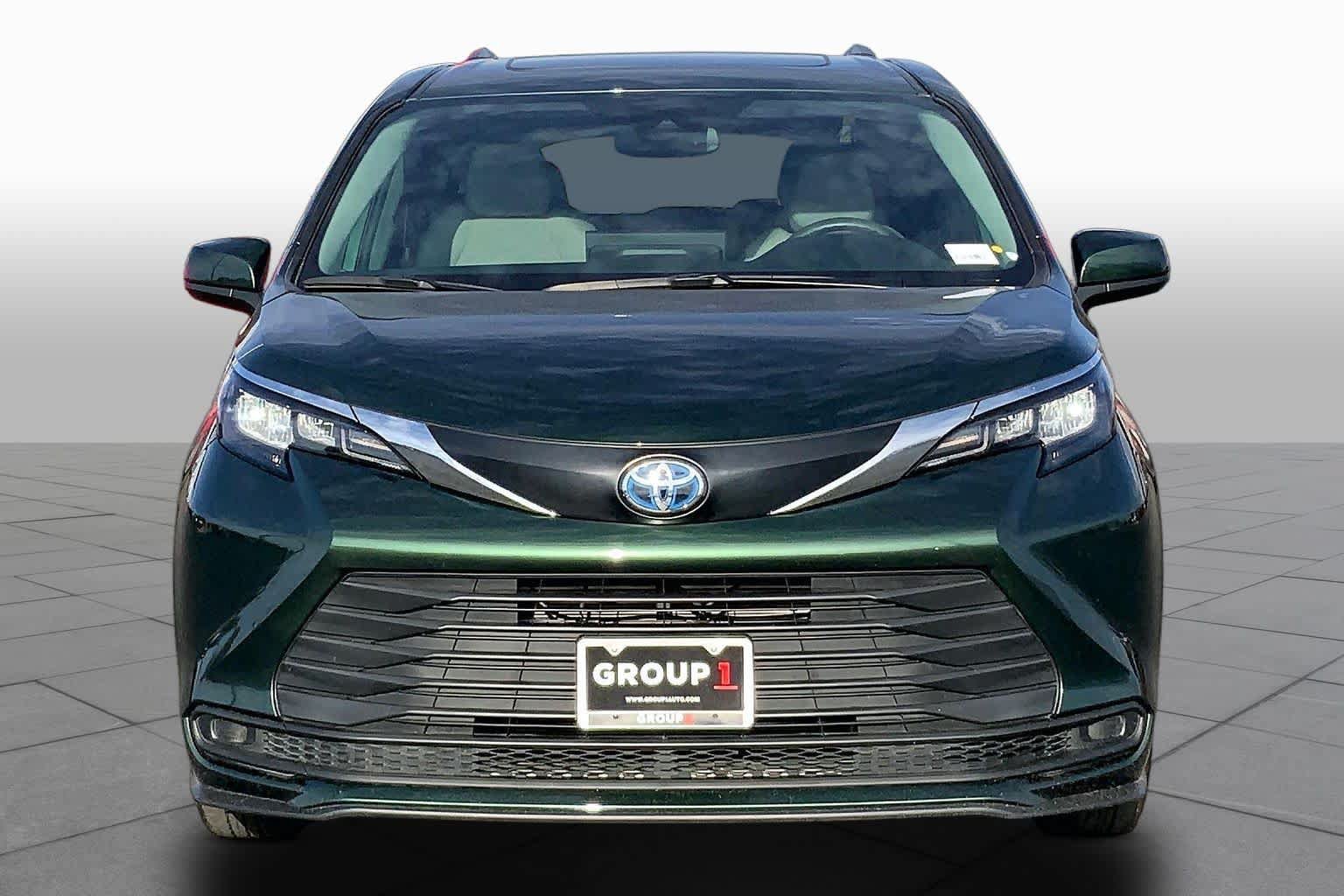 Certified 2025 Toyota Sienna LE w/ LE Plus Package FWD image 4