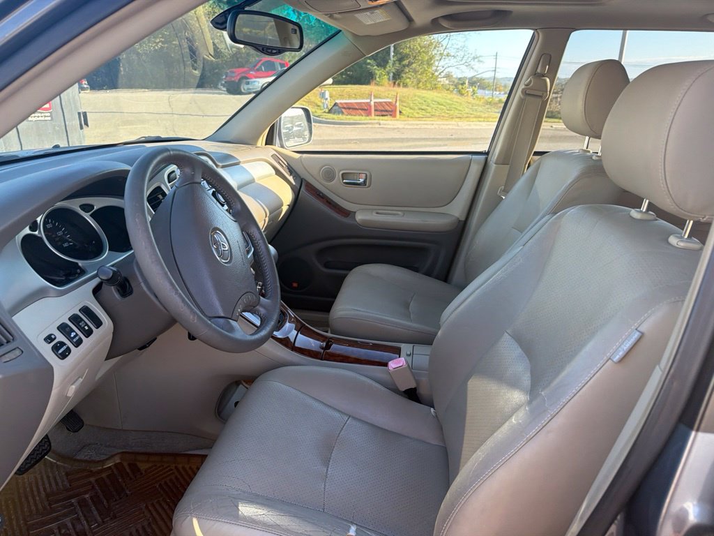 Used 2005 Toyota Highlander 4WD V6 w/ 3rd Row image 16