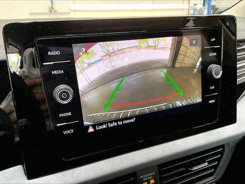 Used 2025 Volkswagen Jetta SE w/ Sunroof Package image 23