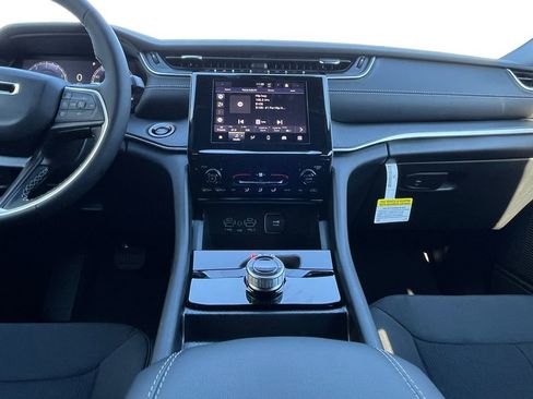 New 2025 Jeep Grand Cherokee Laredo image 3