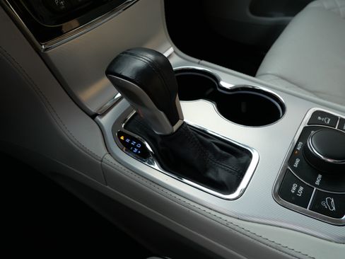 Used 2019 Jeep Grand Cherokee Summit AWD/4WD image 31