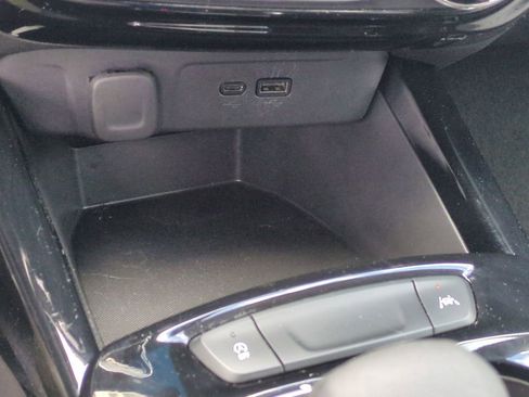 Used 2025 Chevrolet Trax LT w/ LT Convenience Package FWD image 18