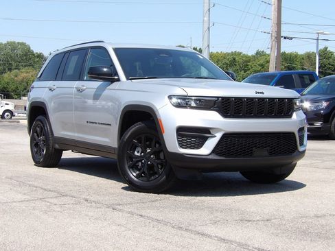 Used 2025 Jeep Grand Cherokee Altitude AWD/4WD image 1