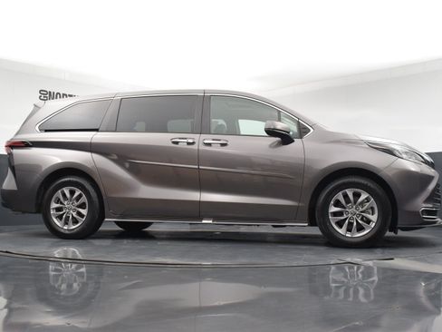 Used 2022 Toyota Sienna XLE image 32