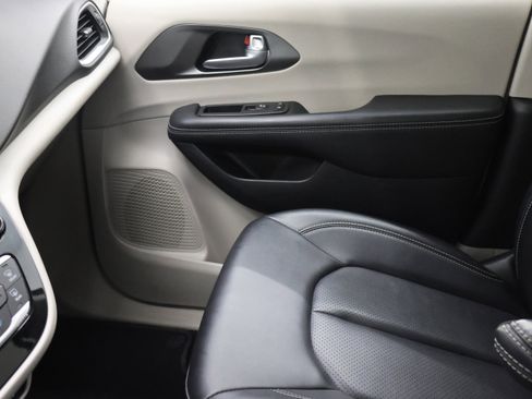 Used 2024 Chrysler Pacifica Touring-L image 14