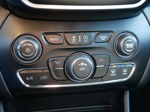 Used 2020 Jeep Cherokee Latitude w/ Cold Weather Group image 23