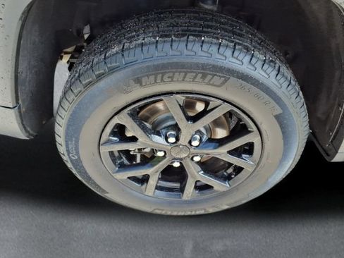 Used 2024 Jeep Grand Cherokee Altitude AWD/4WD image 9