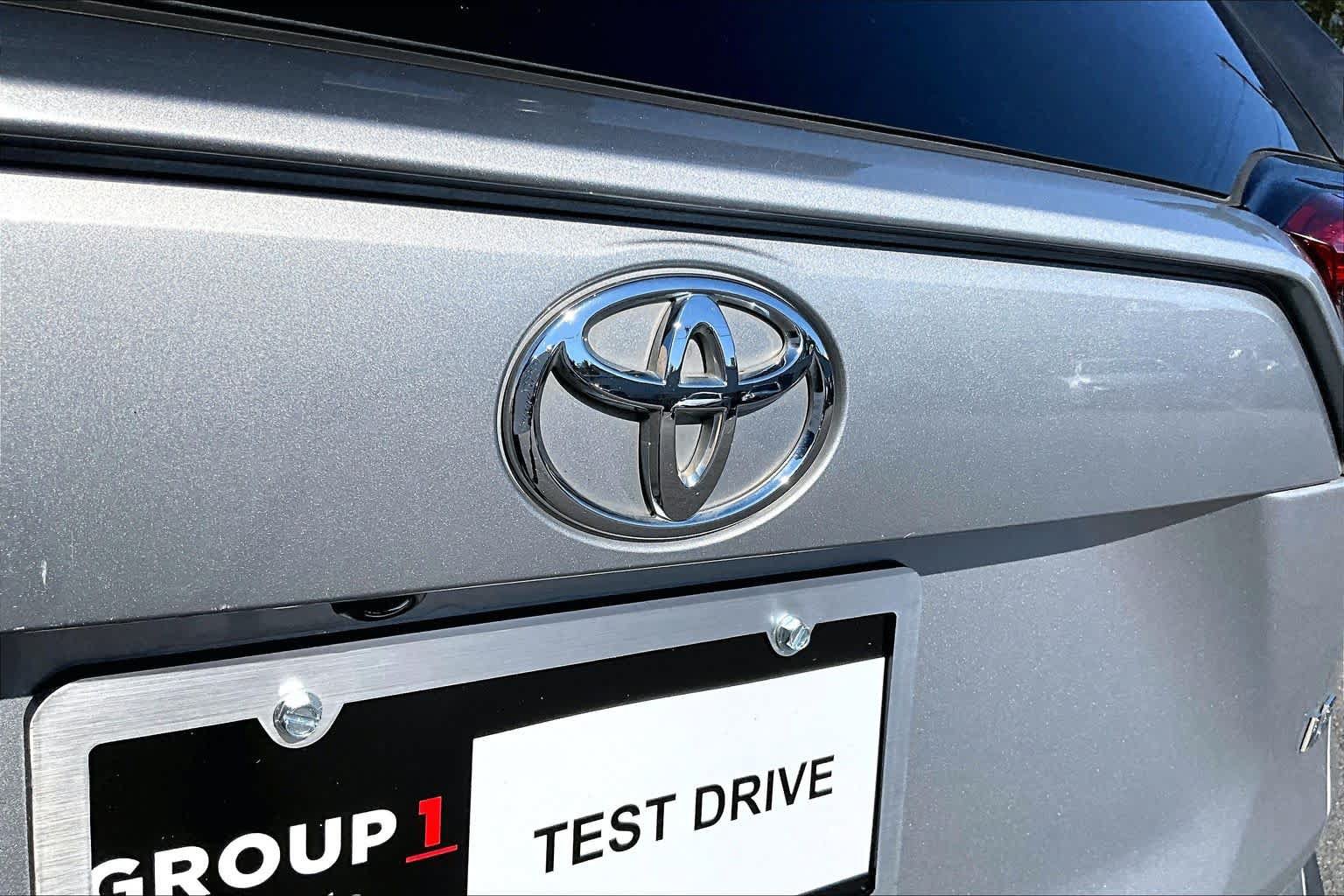 Used 2020 Toyota RAV4 LE FWD image 31