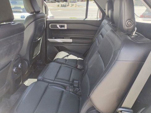 Used 2020 Ford Explorer XLT w/ Equipment Group 202A image 6