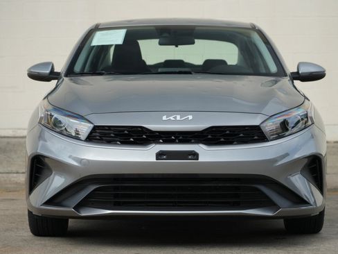 Used 2023 Kia Forte LXS w/ LXS Technology Package FWD image 6