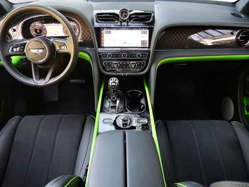 Used 2025 Bentley Bentayga AWD/4WD image 2