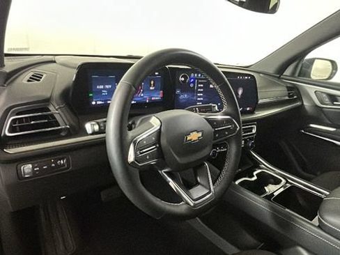 Used 2025 Chevrolet Traverse LT AWD/4WD image 13