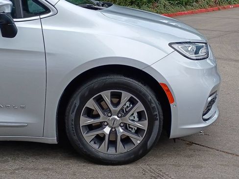 Used 2023 Chrysler Pacifica Pinnacle FWD image 2