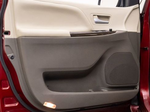 Used 2015 Toyota Sienna XLE image 13