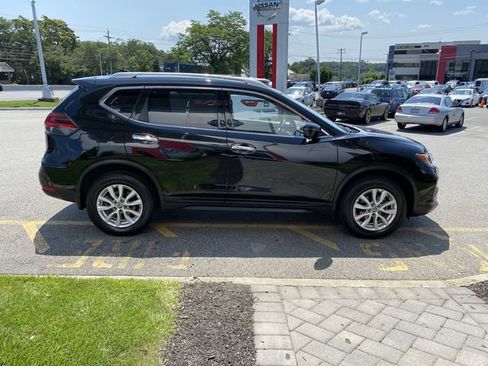 Used 2018 Nissan Rogue SV w/ Sun & Sound Touring Package AWD/4WD image 9