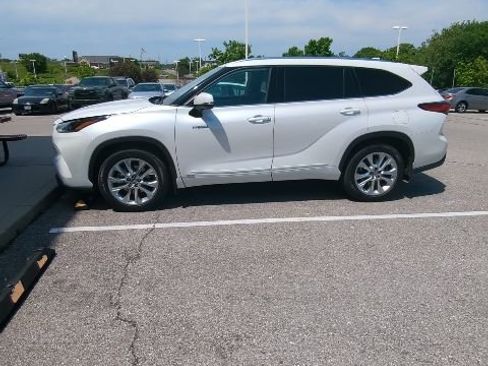 Used 2021 Toyota Highlander Limited AWD/4WD image 4