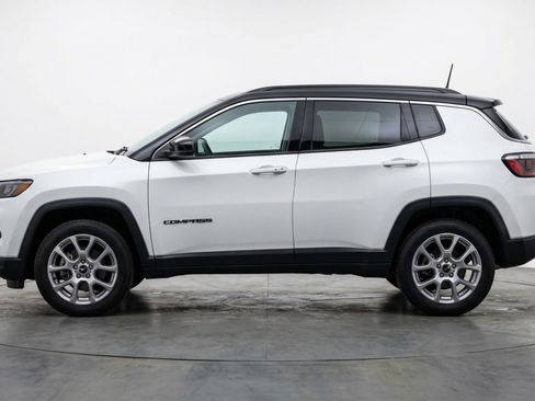 Used 2025 Jeep Compass Limited image 5
