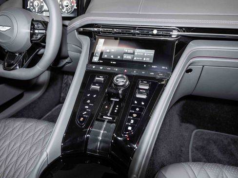 Used 2024 Aston Martin DB12 Coupe image 22