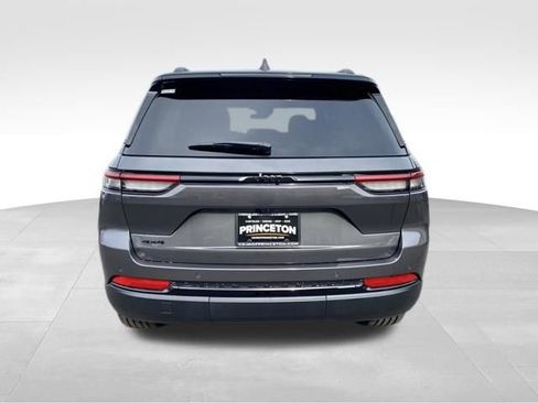 New 2025 Jeep Grand Cherokee Altitude image 4