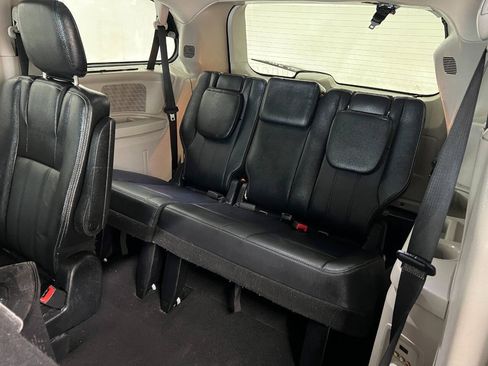 Used 2014 Chrysler Town & Country Touring FWD image 10