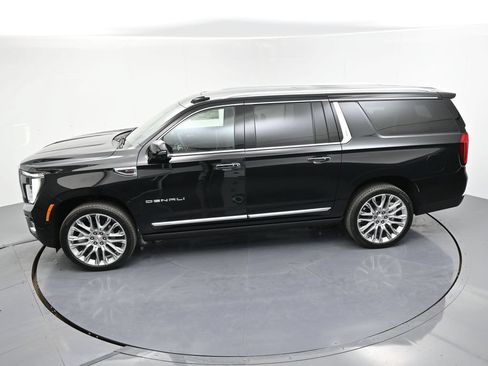 Used 2025 GMC Yukon XL Denali w/ Denali Reserve Package AWD/4WD image 36