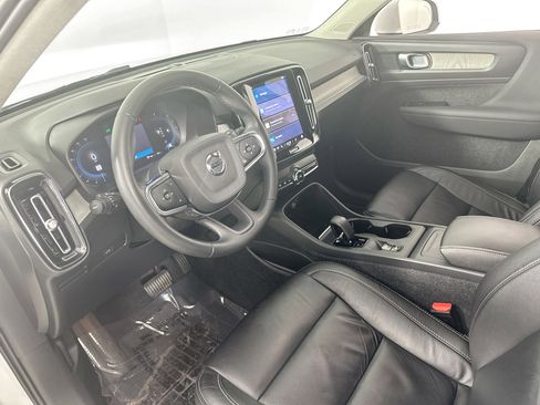 Used 2023 Volvo XC40 B4 Core w/ Convenience Package image 9