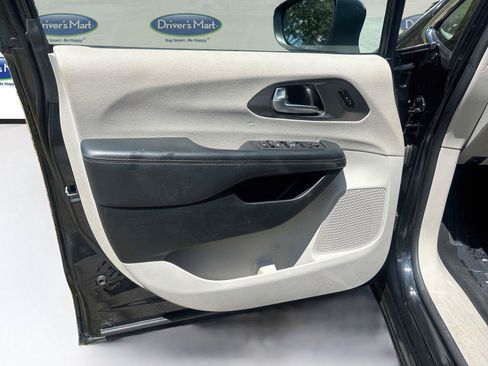 Used 2023 Chrysler Pacifica Touring-L FWD image 19