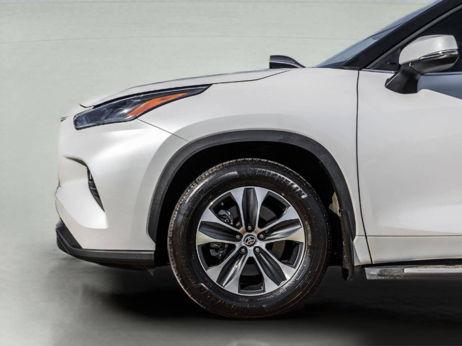 Used 2023 Toyota Highlander XLE FWD image 7