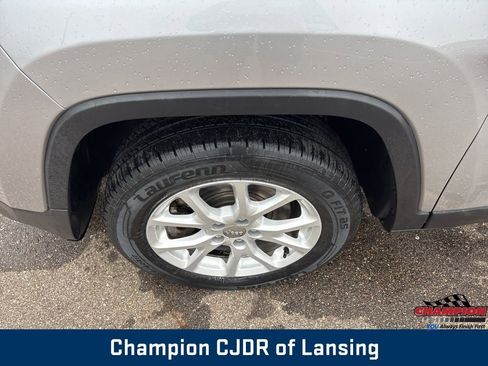 Used 2018 Jeep Cherokee Latitude image 2