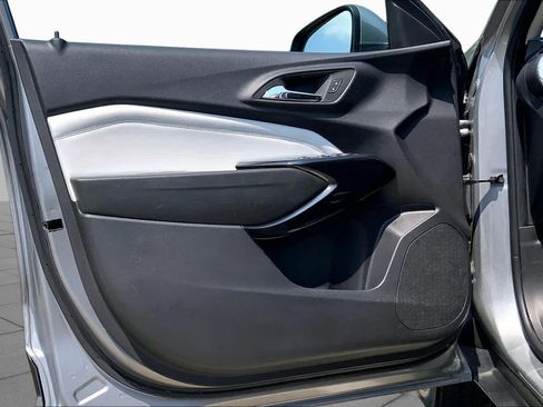 Used 2025 Chevrolet Trax LT FWD image 21