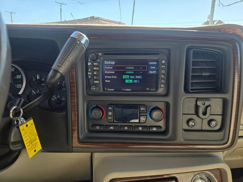 Used 2004 Cadillac Escalade EXT image 23