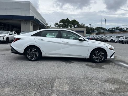 Used 2025 Hyundai Elantra Limited FWD image 3