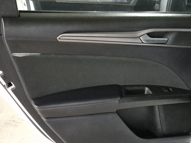 Used 2020 Ford Fusion SE FWD image 15
