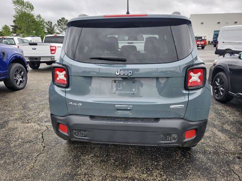 Used 2018 Jeep Renegade Latitude w/ Cold Weather Group AWD/4WD image 4