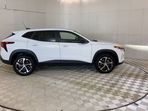 Used 2024 Chevrolet Trax RS w/ Driver Confidence Package FWD image 4