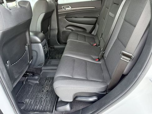 Used 2018 Jeep Grand Cherokee Laredo image 24