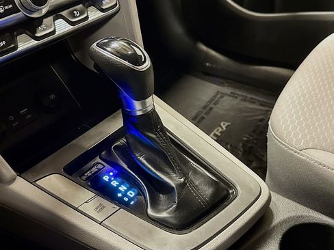 Used 2020 Hyundai Elantra SE image 19