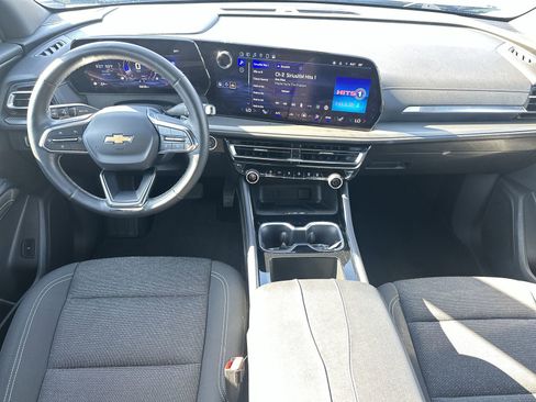 Used 2025 Chevrolet Traverse LT image 18