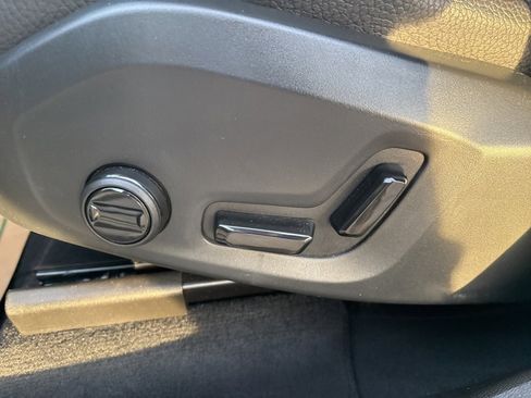 Used 2025 Volvo XC60 B5 Plus image 21