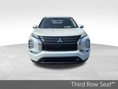 Used 2024 Mitsubishi Outlander SE image 2