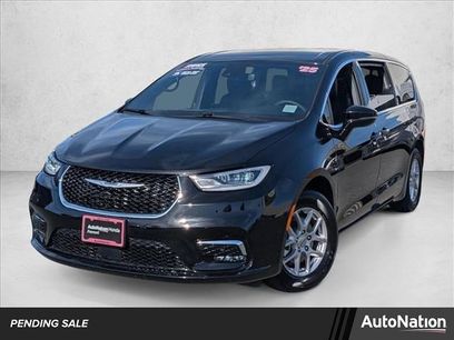 Used 2025 Chrysler Pacifica Select