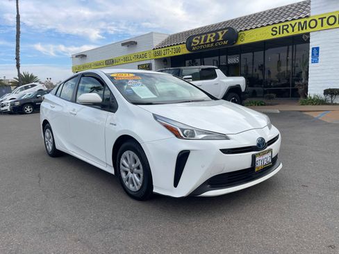 Used 2021 Toyota Prius LE image 1