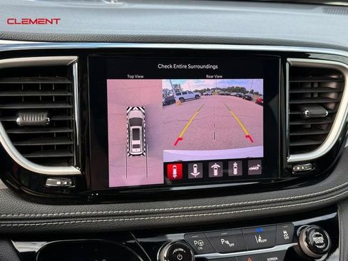 Used 2024 Chrysler Pacifica Limited FWD image 31