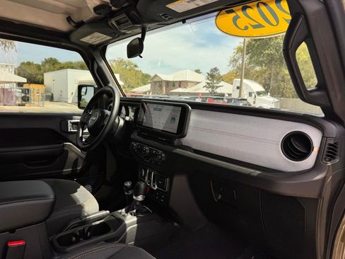 Used 2025 Jeep Wrangler Sport AWD/4WD image 19