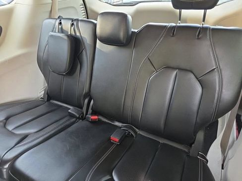 Used 2023 Chrysler Pacifica Touring-L FWD image 11