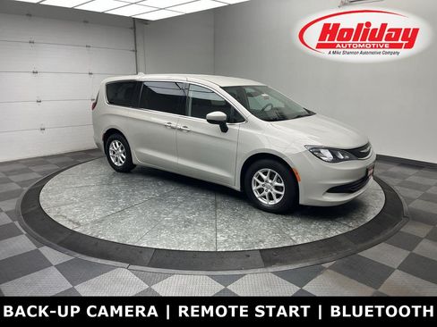 Used 2017 Chrysler Pacifica Touring FWD image 1