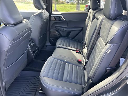 Used 2025 Mitsubishi Outlander SE image 19
